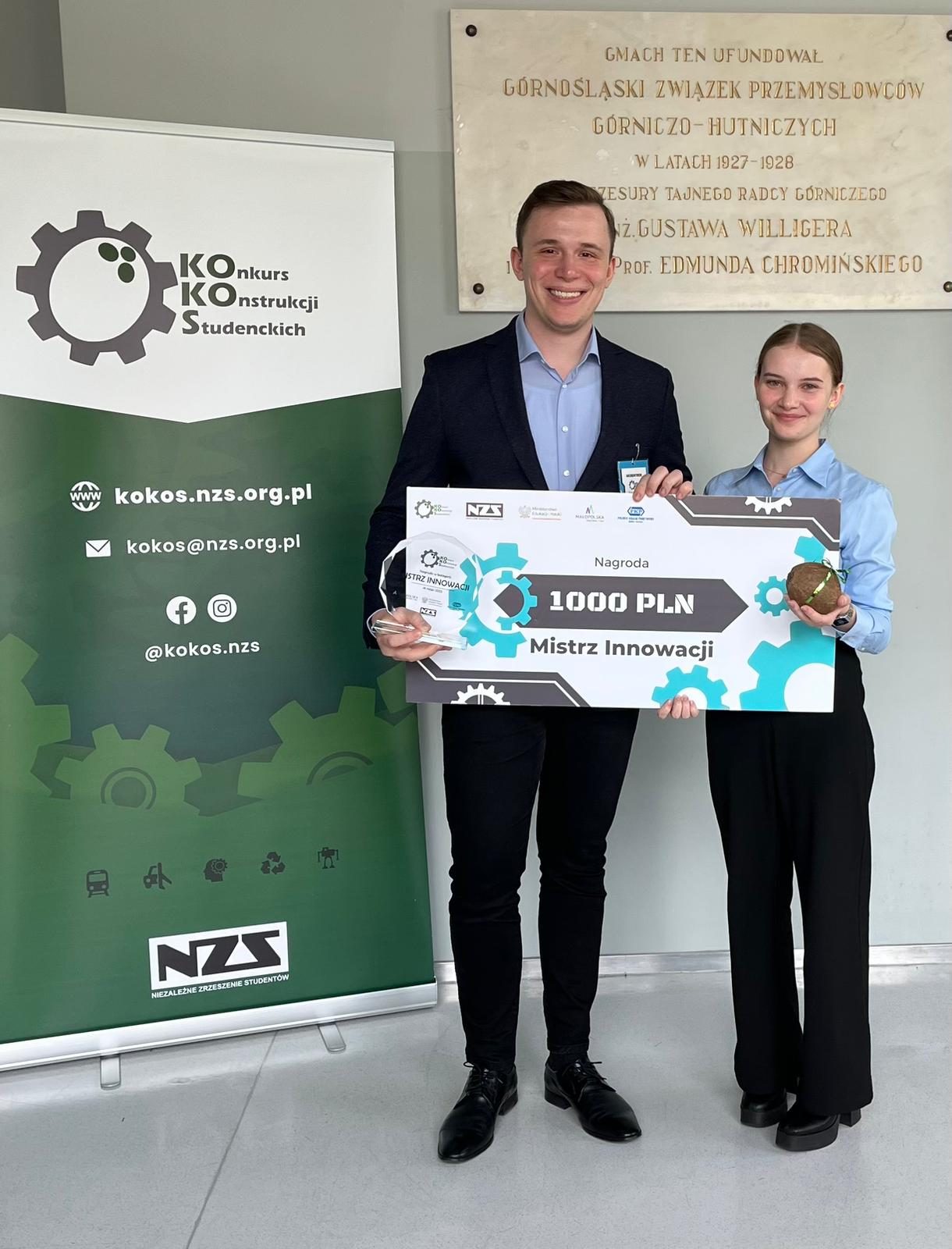 Student i studentka prezentują nagrodę w wysokości 1000 zł, zdobytą w konkursie