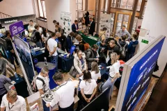 Odwiedzający na stanowiskach wystawców