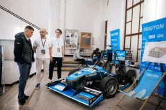 Zdjęcie stanowiska wystawcy (Koło Naukowe Sportów Samochodowych – sekcja Proton Dynamic)