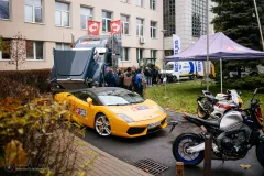 Zdjęcie stanowiska Inter Cars przed budynkiem (ciągnik siodłowy, samochód sportowy, motocykle)