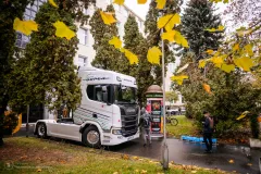 Zdjęcie stanowiska Scania przed budynkiem (ciągnik siodłowy)