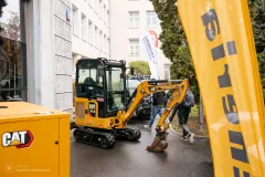 Zdjęcie stanowiska Eneria i Bergerat Monnoyeur przed budynkiem (agregat i mini koparka)