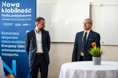 Zdjęcie 1 - dwie soby na tle plakatu informacyjnego