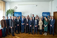 Zdjęcie 3 - duża grupa osób na tle ściany sali inauguracyjnej