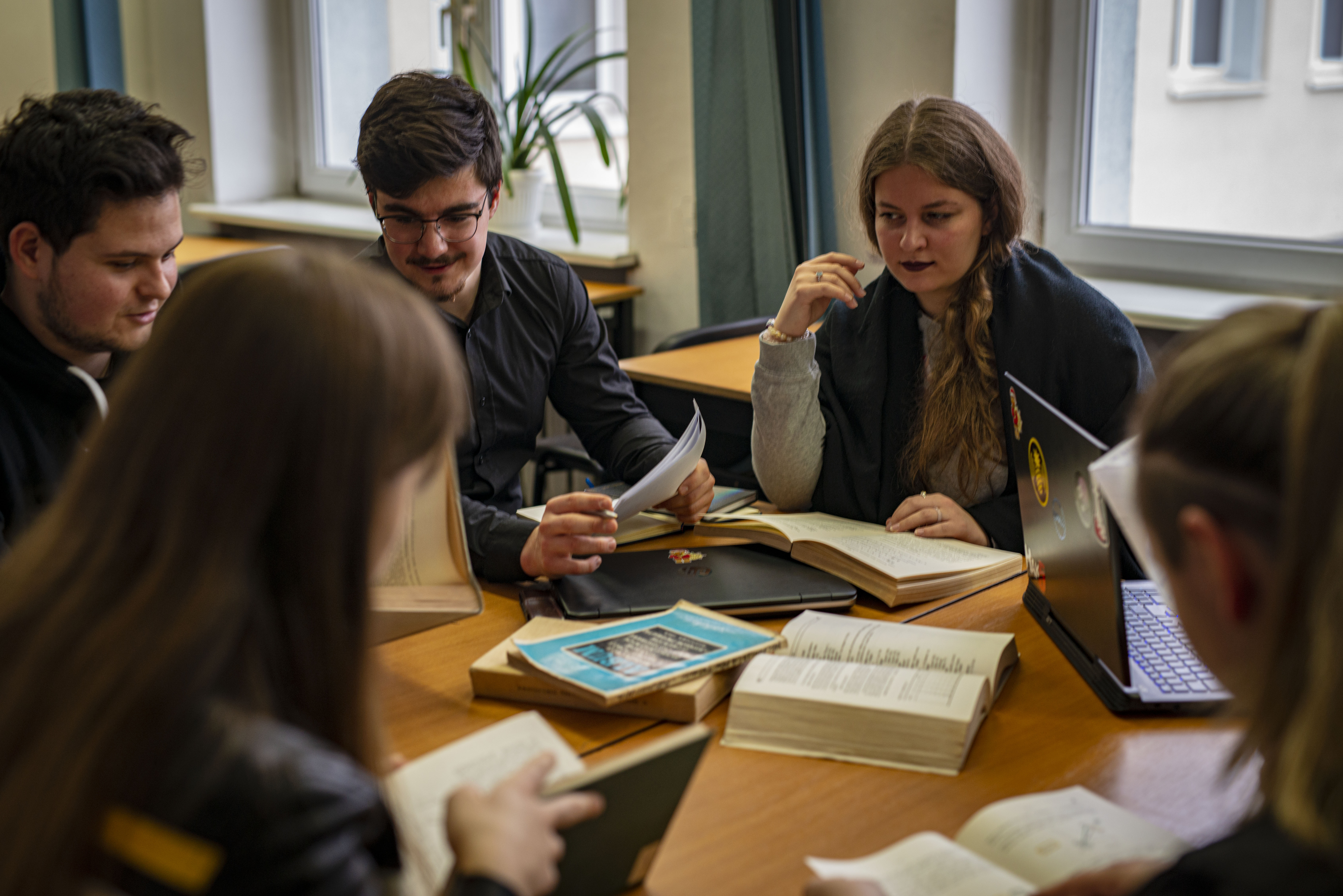 Grupa studentów siedząca przy stole