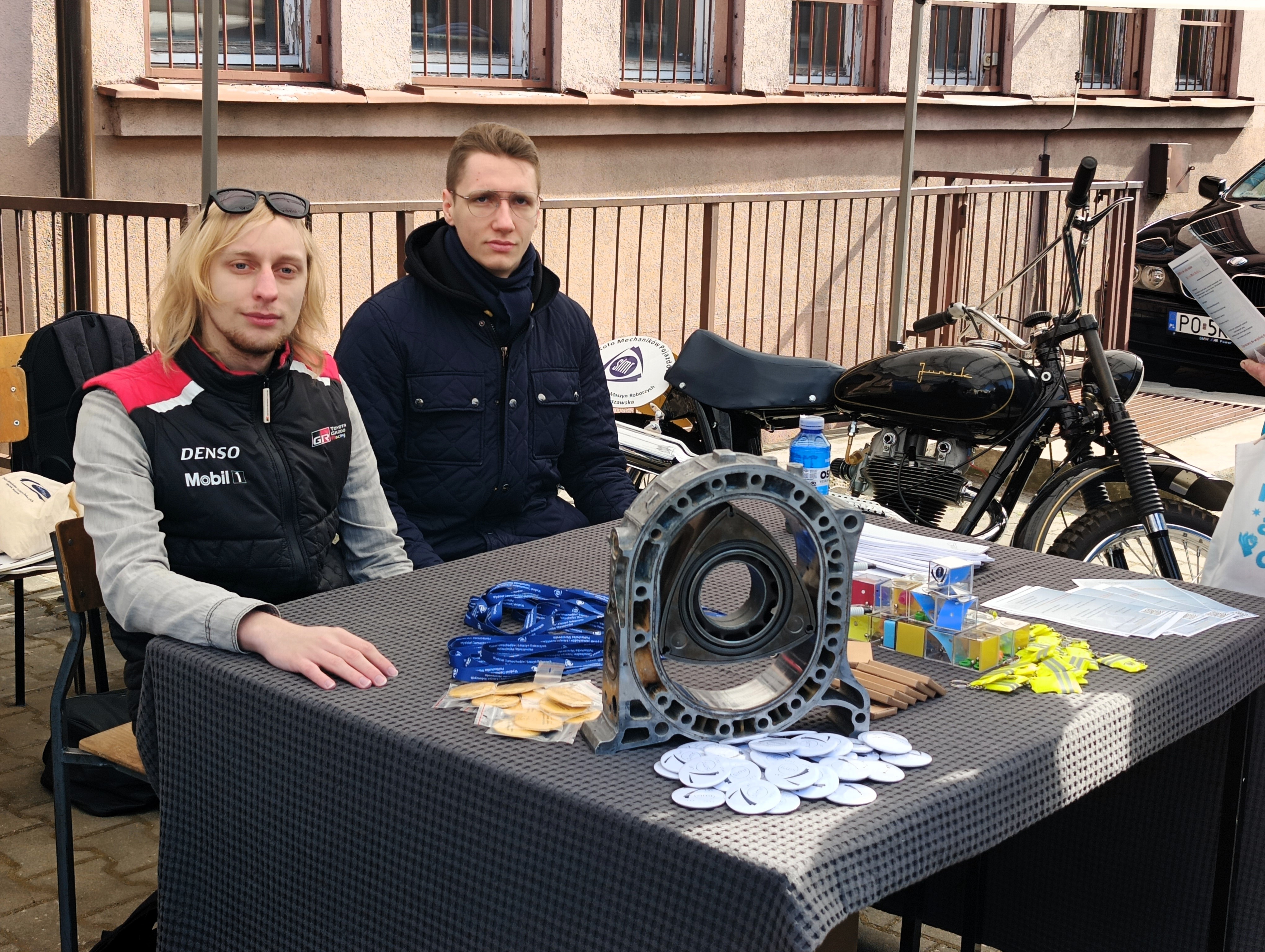 Dwóch studentów na stanowisku promocyjnym wydziału.