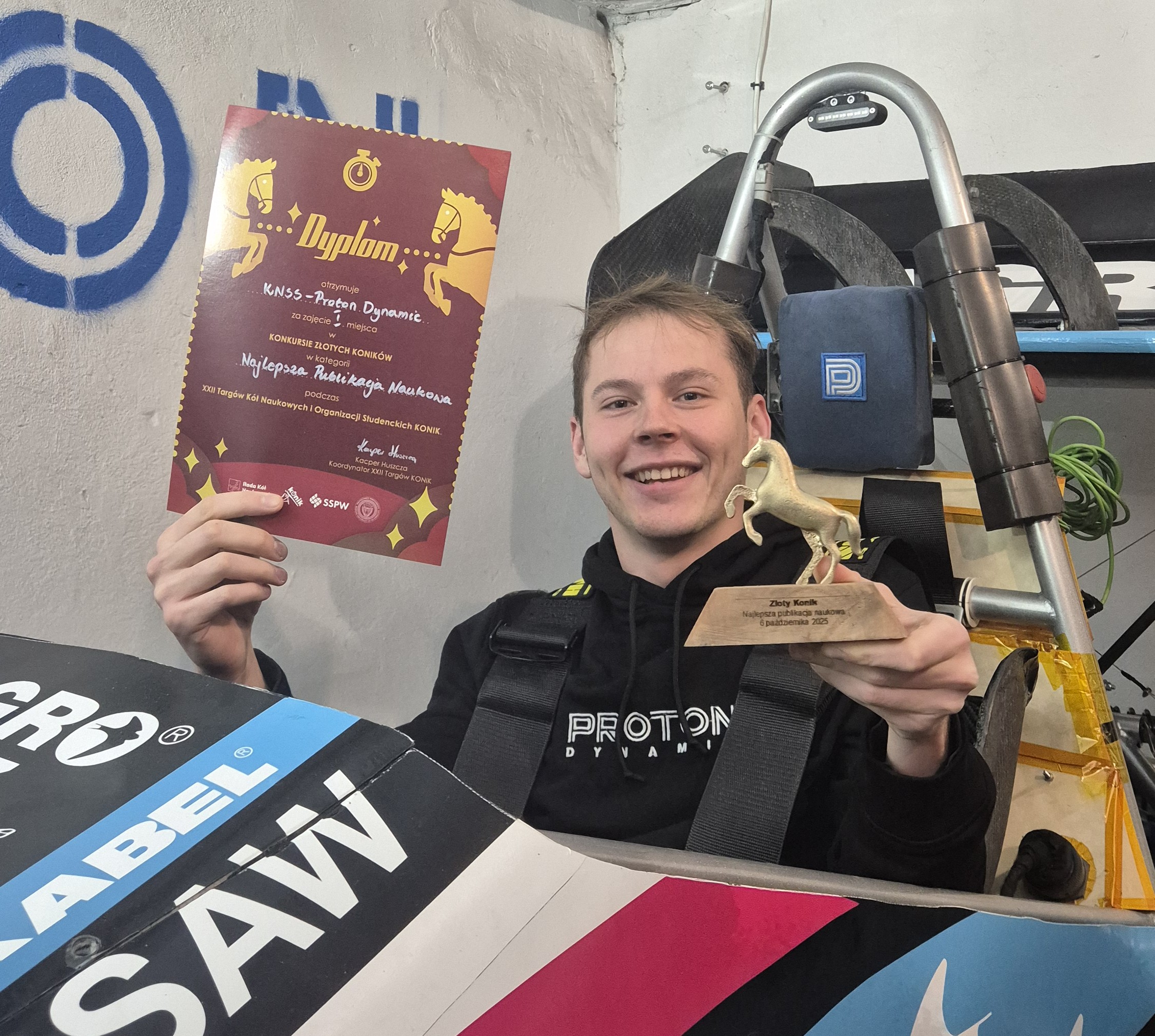 Fotografia osoby na tle fragmentu samochodu