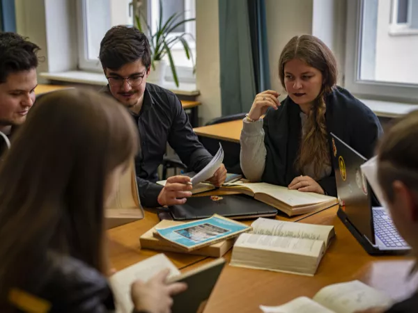 Grupa studentów siedząca przy stole