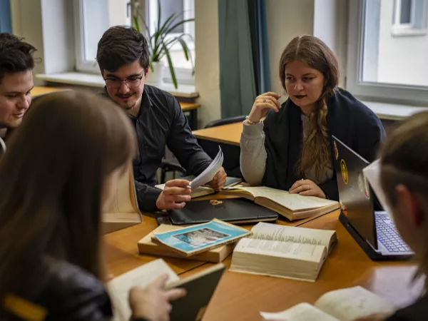 Studenci siedzący przy stole