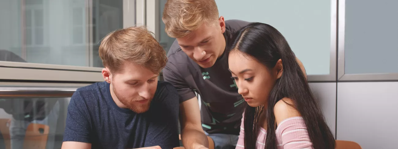 Studenci nad książką