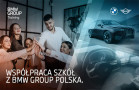 Grupa osób i rozmyte fotografie samochodu