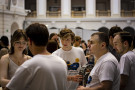 Grupa studentów rozmawiająca na auli Politechniki Warszawskiej.