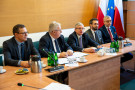 Fotografia kilku osób za stołem konferencyjnym